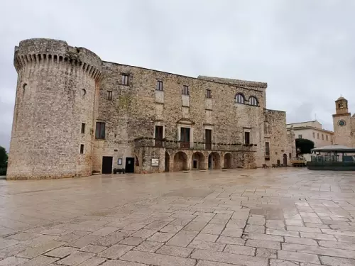 Exhibition location : Castello Conti Acquaviva d'Aragona